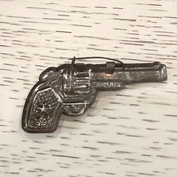Vintage PISTOL Gun Pressed Tin Metal Pin Novelty Brooch 1950s Revolver Japan - Picture 2 of 5